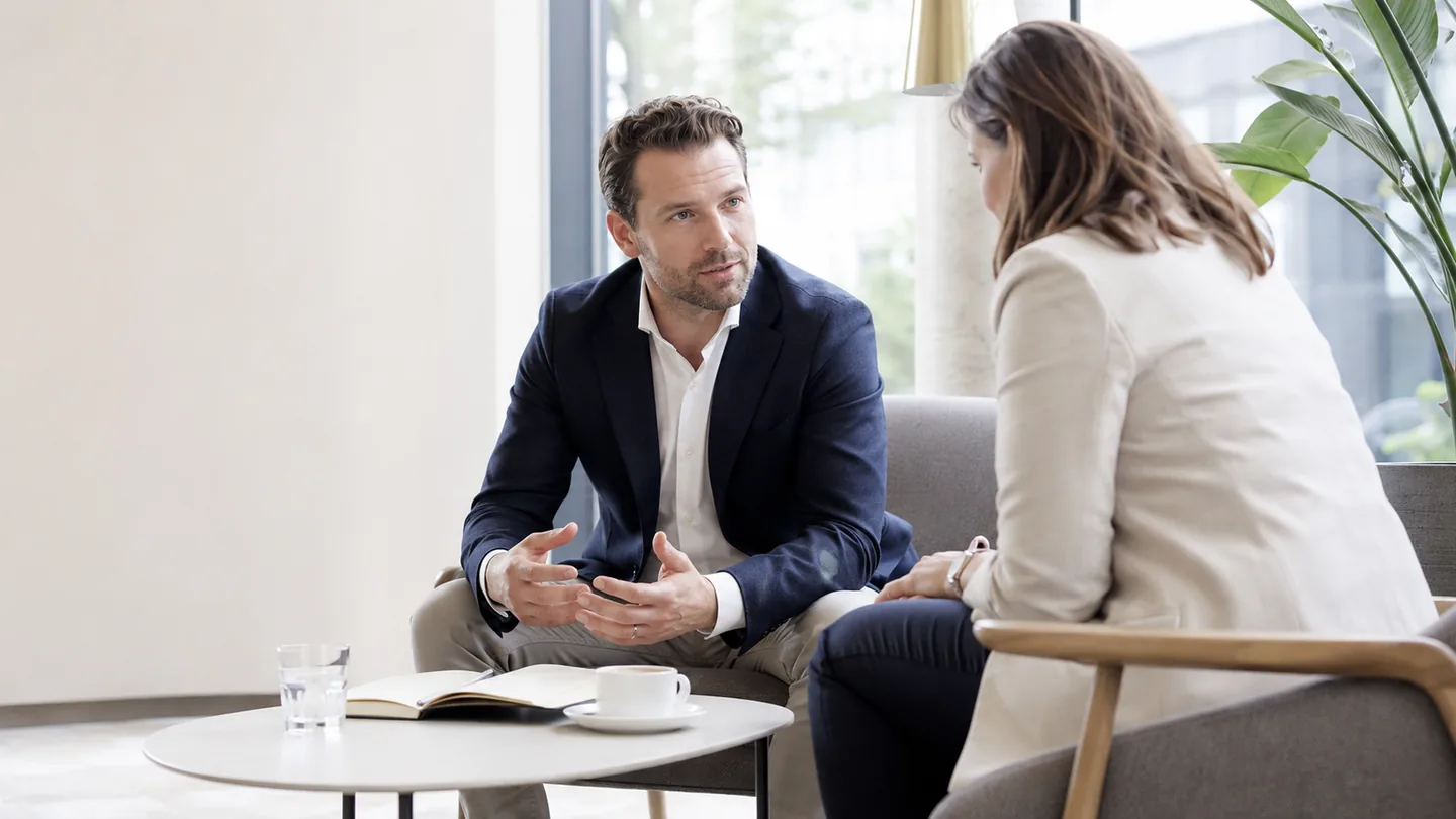 Een adviseur bespreekt een persoonlijke klantvraag in een rustig gesprek