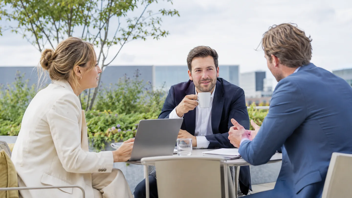 Professionals in gesprek tijdens een zakelijke bijeenkomst