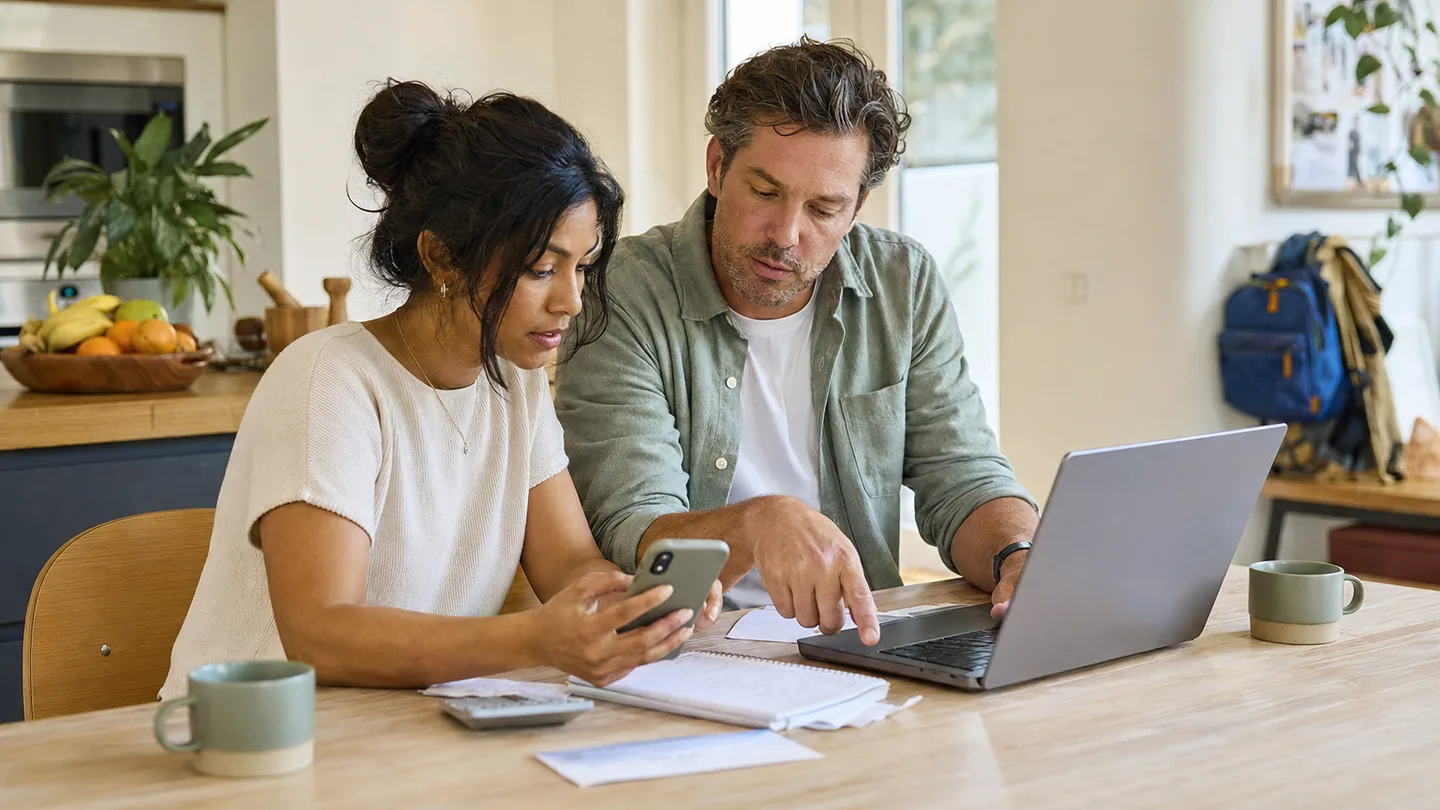 Twee professionals werken samen aan begrijpelijke digitale informatie