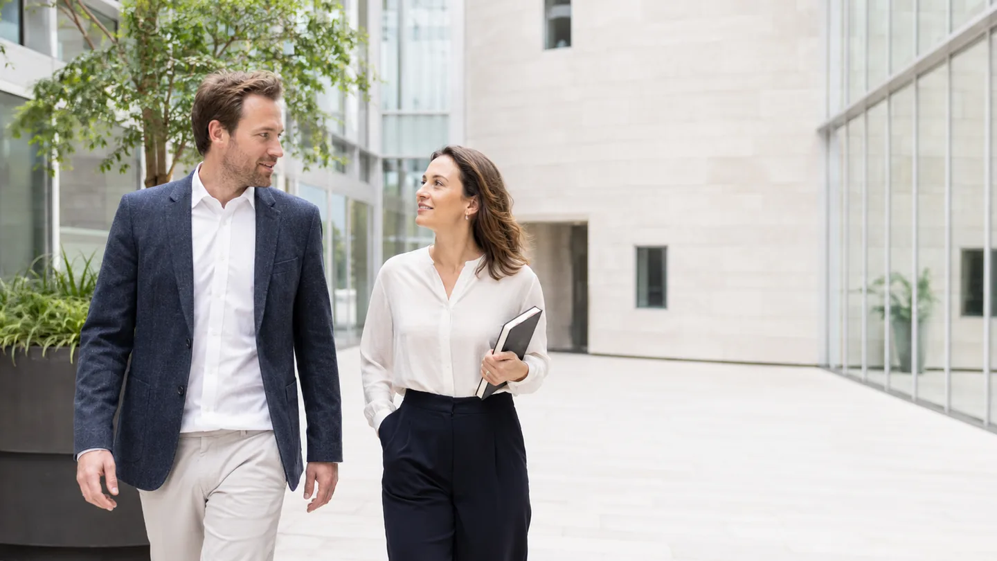 Dialog Group collega’s werken samen in een moderne kantooromgeving.
