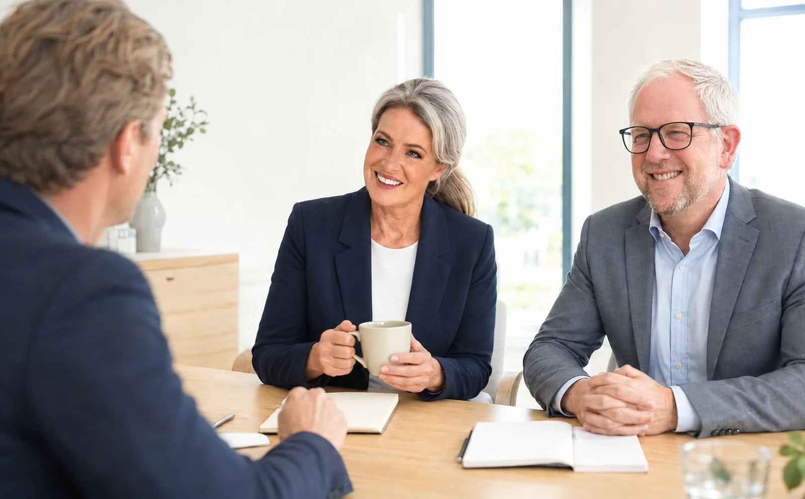 Twee professionals bespreken resultaten en verbeterpunten.