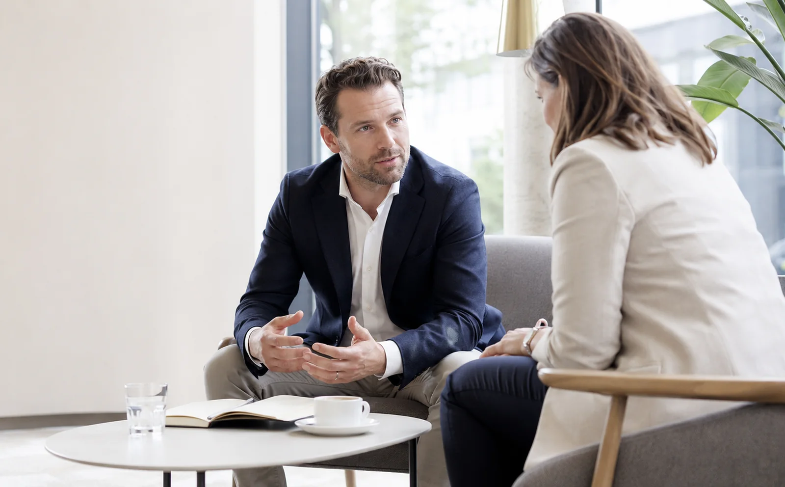 Twee professionals bespreken hoe AI en menselijk contact elkaar aanvullen.