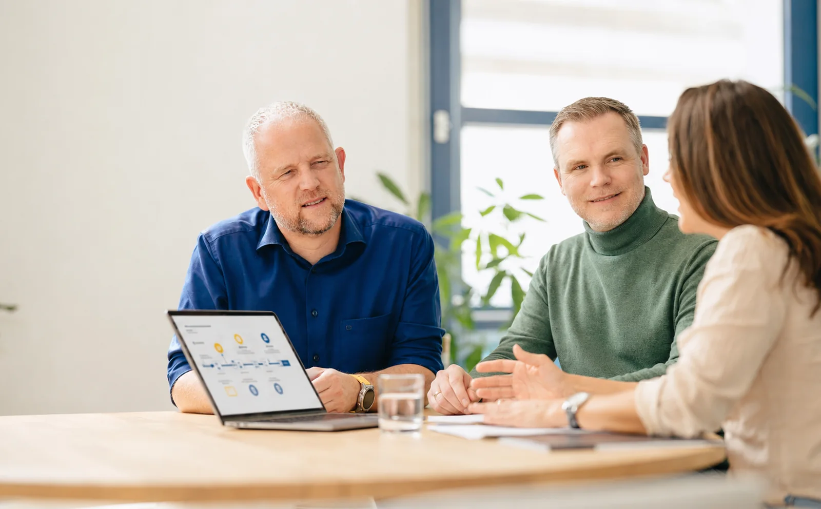 Collega’s bekijken samen persoonlijke digitale content.