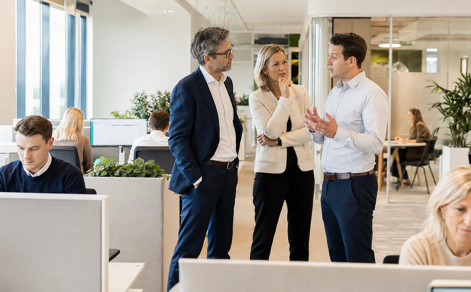 Specialisten bespreken hoe systemen en klantdata kunnen samenwerken.