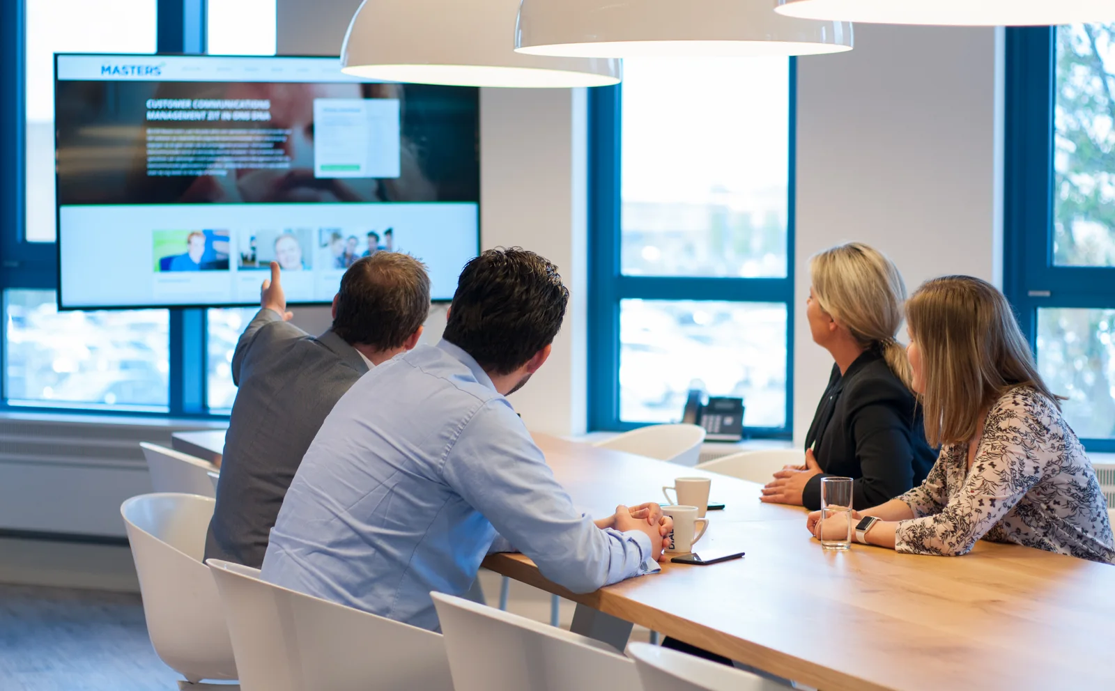 Collega’s van Dialog Group tijdens een gezamenlijke bijeenkomst.