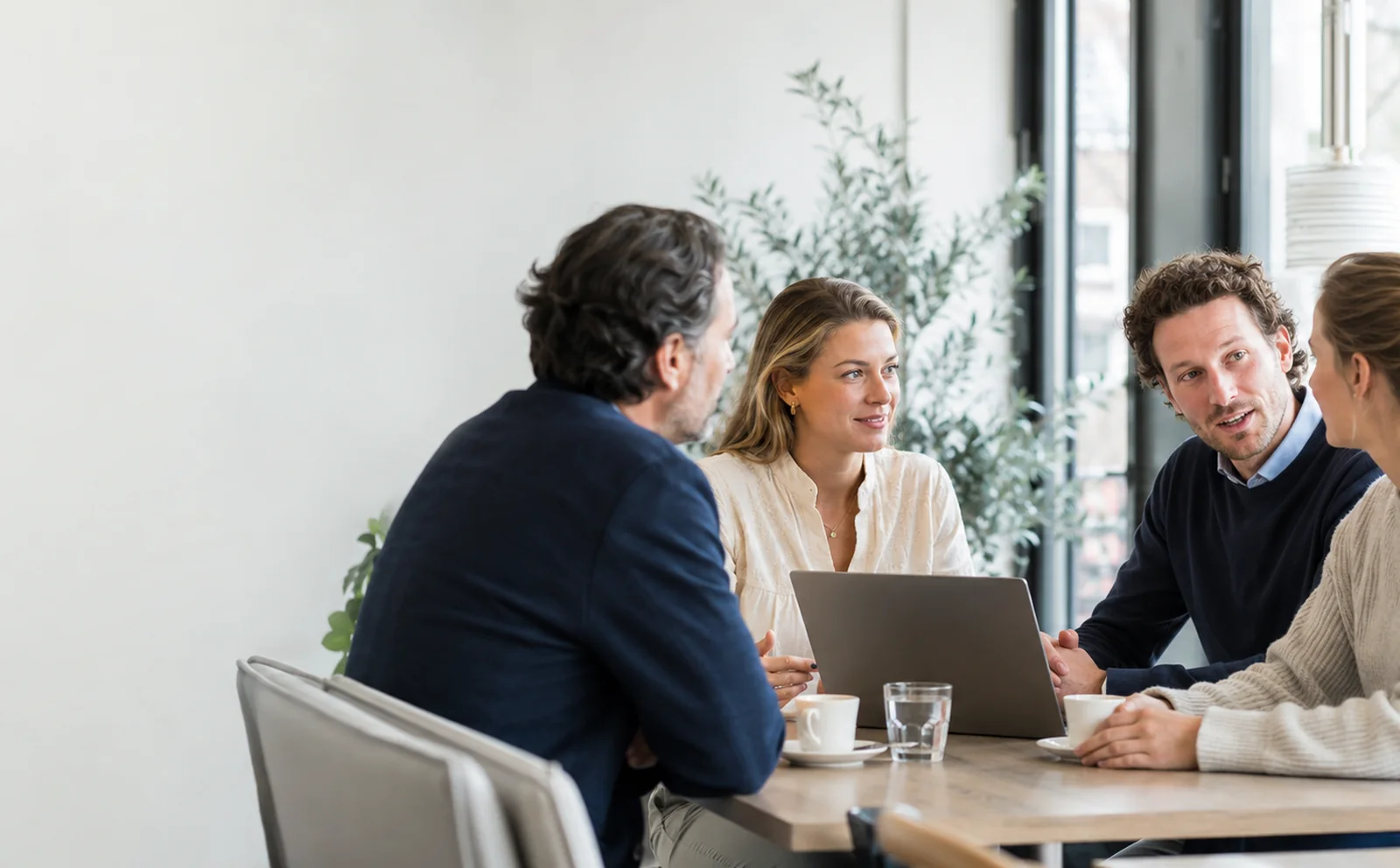 Collega’s bespreken samen informatie en vertalen die naar een volgende stap.