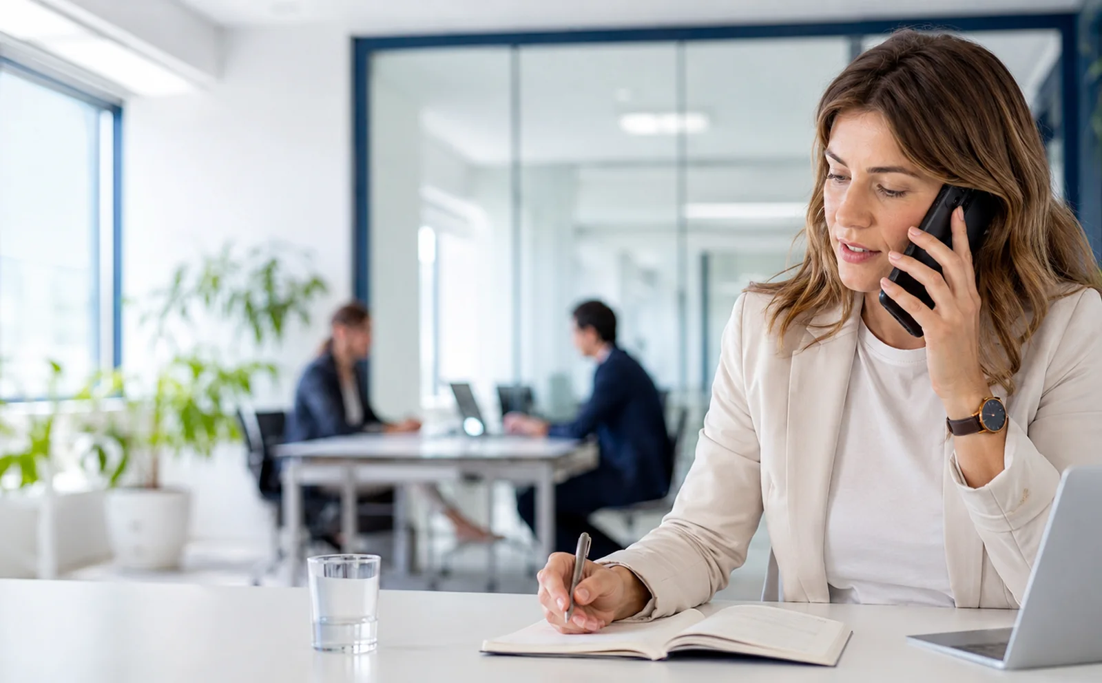 Een professional bereidt een online kennissessie voor.